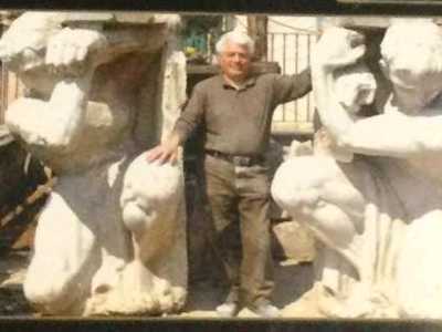 La notizia fece clamore ma ci vollero tanti altri anni affinch� i telamoni fossero �liberati�. Nell�autunno del 2006 i telamoni furono spostati a Palo del Colle nel laboratorio dello scultore Angelo Potenzieri Pace, che si occup� di riportarli all�antico splendore (foto di Paolo Altamura)